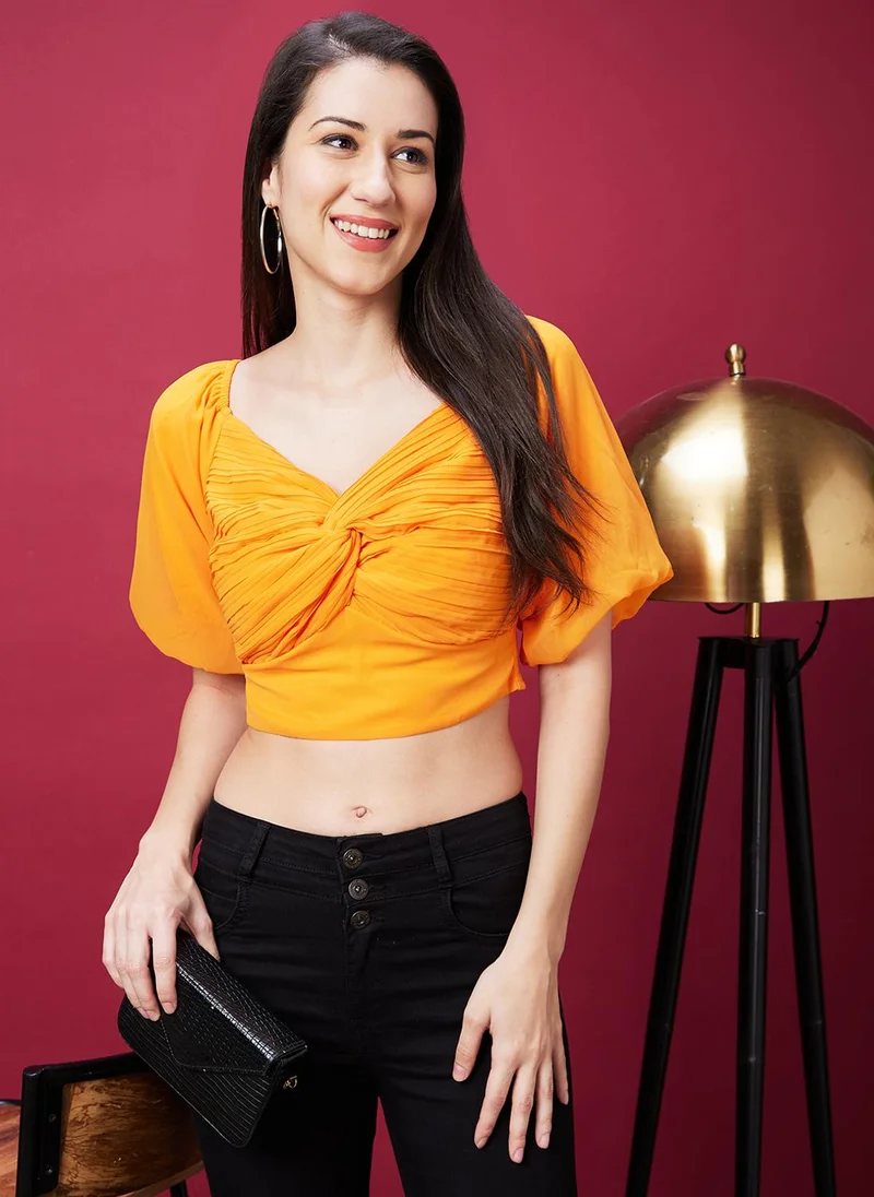 جلو باص بلوزة نسائية قصيرة بياقة قلب وأكمام منتفخة وربطة أمامية برتقالية